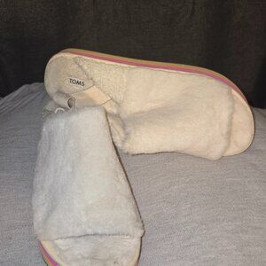 Fuzzy white slippers by Tom's